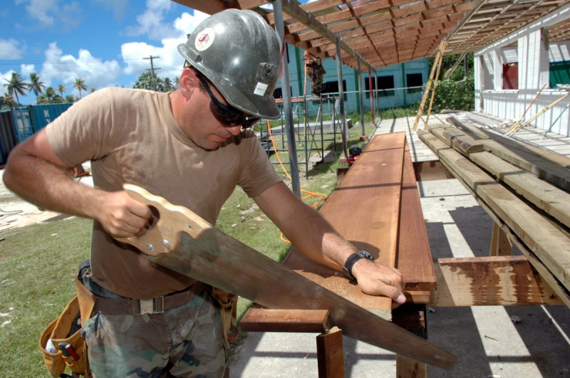 menuisier-GRASSE-min_worker_construction_building_carpenter_male_job_build_helmet-893290